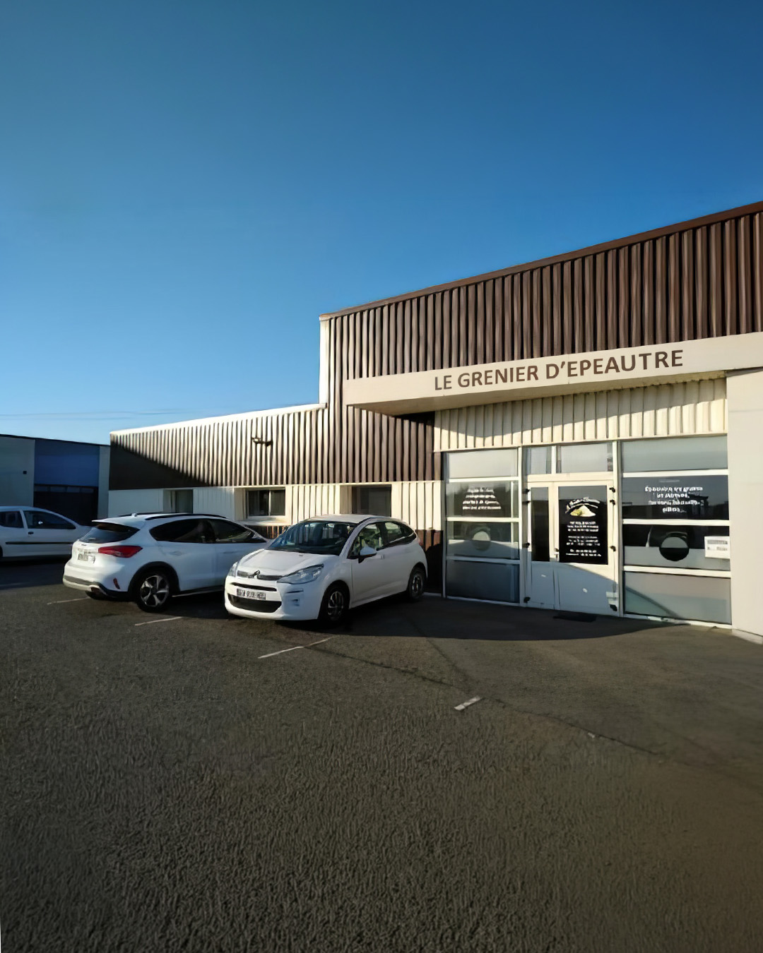 La famille du Grenier d'�peautre dans son atelier � Mayenne